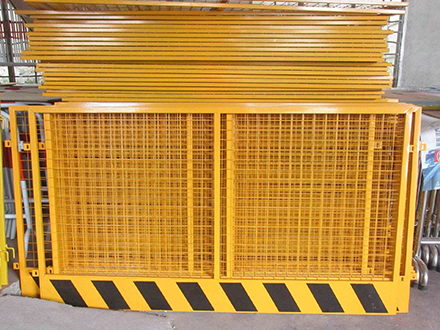 基坑临边防护栏由防护网片和立柱组成